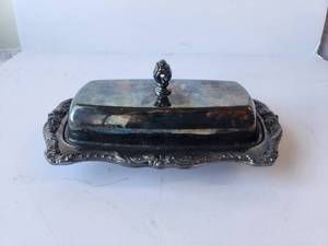 lot 119 image: Old English butter dish by Poole Silver co.