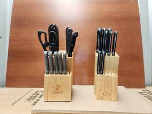 lot 124 image: Selection of 2 kitchen knife blocks with knifes