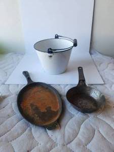 lot 150 image: Selection of 3 vintage pans