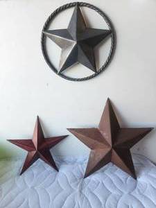 lot 154 image: Selection of 3 wall hangers - metal stars