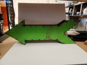 lot 174 image: Metal green arrow decor