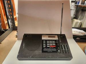 lot 187 image: Sony FMAM synthesized receiver - ICF-2001