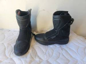 lot 204 image: Pair of Reign waterproof boots size 8