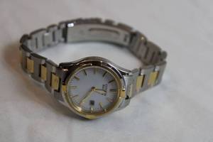 lot 76 image: Citizen Eco Drive watch w two tone gold and silver band. Model E011-SO91047
