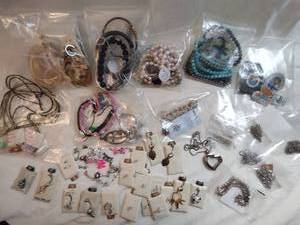 lot 401 image: Fashion jewelry selection. Generous quantity