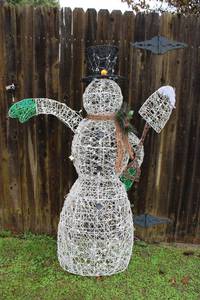 lot 9 image: Yard Snowman Decoration
