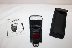 lot 153 image: Canon SpeedLite 580EX II with Case and Manual