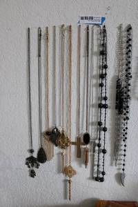 lot 157 image: Fashion Jewelry Gold and Black Selections, see pictures