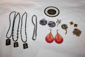 lot 192 image: Jewelry Brooches, Earrings and Necklaces Plus Chokin Art Plate 24k gold edged