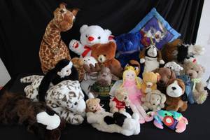 lot 197 image: Plush Toys and Six Flags Pillow, See pictures