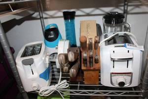lot 259 image: Kitchen Lot Toasters, Oster Blenders, and Knife Blocks