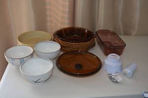 lot 265 image: Kitchen Lot Serving Bowls, Pampered Chef Round Cake Pan, Lidded Casserole Dish with Basket Carrier and More