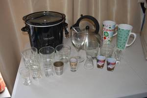 lot 279 image: Crockpot, Tea Kettle, Tall Mugs, and Drinking Glasses