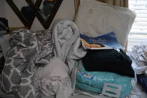 lot 288 image: Comforters and Waterbase Pillow