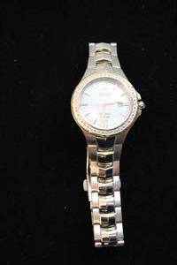 lot 34 image: Seiko COUTURA SOLAR watch with diamond surround. Model V137-OBTO. Diamonds tested. Polished and matte finish link band. Pearlized face.