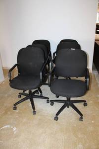 lot 17 image: 6 Rolling Black Office Chairs