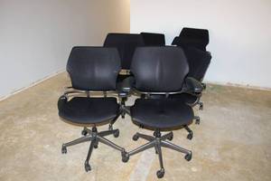 lot 18 image: 8 Rolling Black Office Chairs as shown