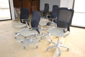 lot 24 image: 5 Rolling Office Chairs by Knoll as shown
