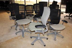 lot 30 image: 8 Rolling Office Chairs by Knoll with Brushed Silver Bases