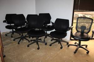 lot 33 image: 7 Rolling Black Office Chairs as shown