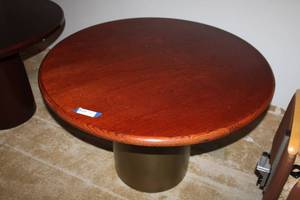 lot 36 image: Round Pedestal Dining Table