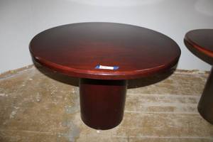 lot 37 image: Round Pedestal Dining Table