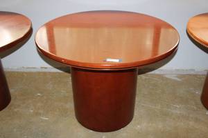 lot 41 image: Round Pedestal Dining Table