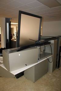 lot 61 image: Office Cubical Dividers, Frosted Door and Lights by Knoll, see pictures