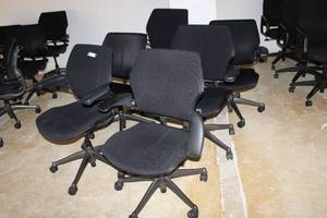 lot 21 image: Set of 6 Rolling Black Office Chairs - Freedom Chairs by Humanscale as shown