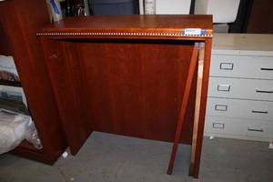 lot 514 image: Solid Wood Cherry Finish Hutch with Shelves