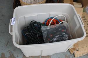 lot 577 image: Tub with Extension Cords, se pictures