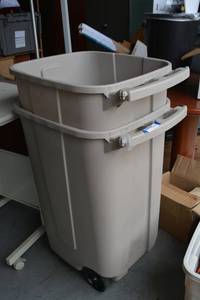 lot 586 image: 2 Large Trash Bins with Wheels