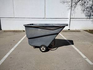 lot 589 image: Rubbermaid Commercial Trash Bin
