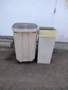 lot 590 image: Trash bins and Unger 36 Aqua Dozer (No Handle)