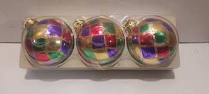 lot 15 image: Set of 3 glass Christmas ornaments