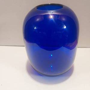 lot 27 image: MCM cobalt blue Blenko Don Shepherd hand blown pill vase with pontil mark