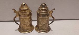 lot 55 image: vintage silver plated New York salt and pepper shakers