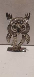 lot 59 image: metal owl deco