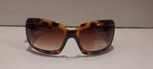 lot 89 image: sunglasses