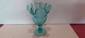 lot 150 image: Vintage aqua blue footed pedestal handkerchief vase