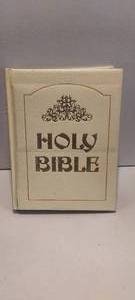 lot 170 image: 1971 Omega publishing King James Version Master Reference edition Holy Bible with gold leaf pages