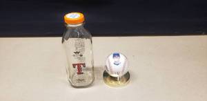 lot 118 image: Lot of 2 Texas Rangers Collectibles