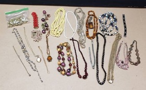 lot 167 image: Large Lot of Costume Jewelry Necklaces & Bracelets, 22 Pieces
