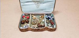 lot 170 image: Lot of Misc Jewelry & Accessories, 28 Pieces