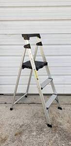 lot 293 image: Gorilla AS-3 Aluminum Commercial Grade Type II Step Ladder