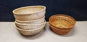 lot 341 image: Lot of 6 Vintage Wicker Baskets