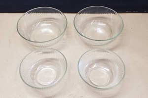 lot 343 image: Lot of 4 Pyrex Ribbed Mixing Bowls, 7404-S x 2 & 7403-S x 2