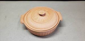 lot 353 image: Rice Brique Clay  Terra Cotta Baking Pot w Lid