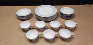 lot 357 image: Beautiful 31 Piece W. Dalton Imperial China Whitney Pattern #5671
