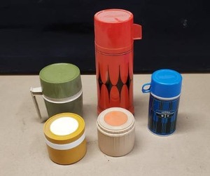 lot 361 image: Lof of 5 Vintage Thermos & Aladdin Vacuum Seal Drink Containers
